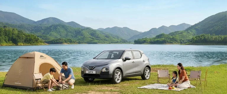 VinFast VF 5 màu xám cùng gia đình cắm trại bên hồ