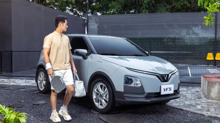 VinFast VF 5 màu xám, góc chếch đầu xe