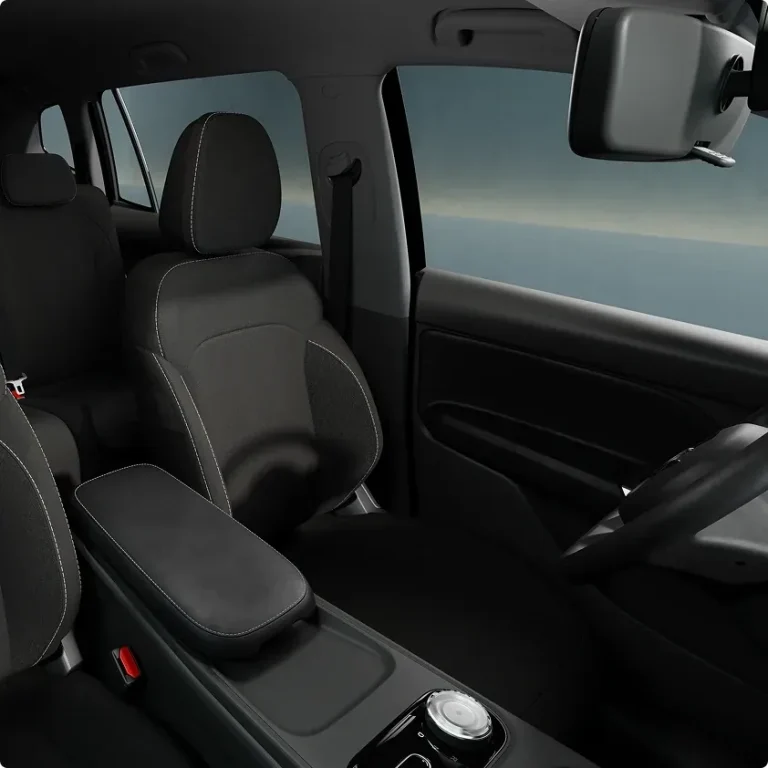 Ghế trước và bệ tỳ tay trung tâm trên VinFast Limo Green