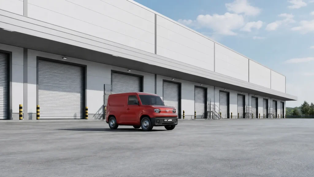 VinFast EC Van màu đỏ tại bãi bốc dỡ của trung tâm logistics