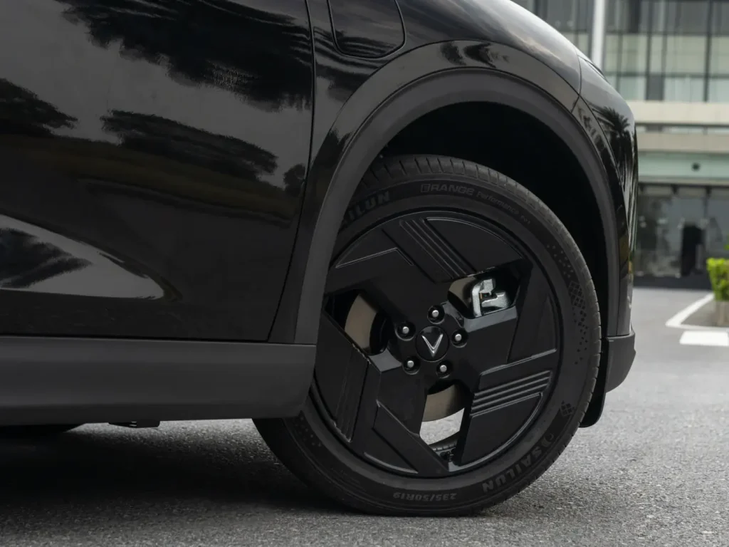 La-zăng hợp kim 19 inch và lốp 235/50 R19 của VinFast MPV7