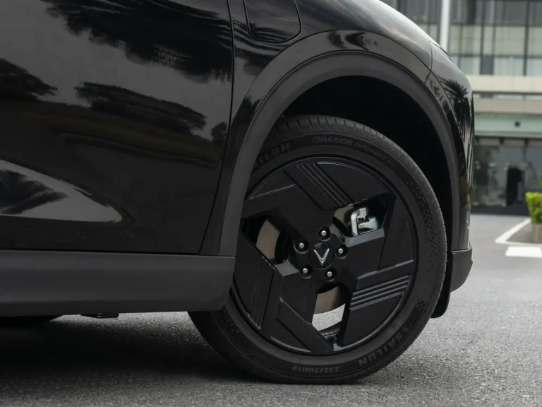 La-zăng hợp kim 19 inch và lốp 235/50 R19 của VinFast MPV7