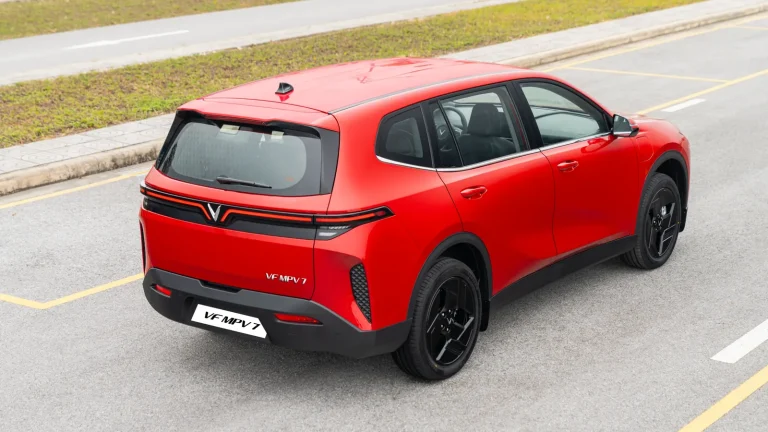VinFast MPV7 màu đỏ Solar Ruby nhìn từ trên cao phía sau