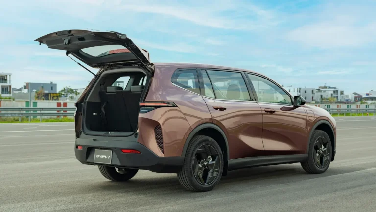 VinFast MPV7 màu nâu mở cốp sau, nhìn từ phía sau bên phải