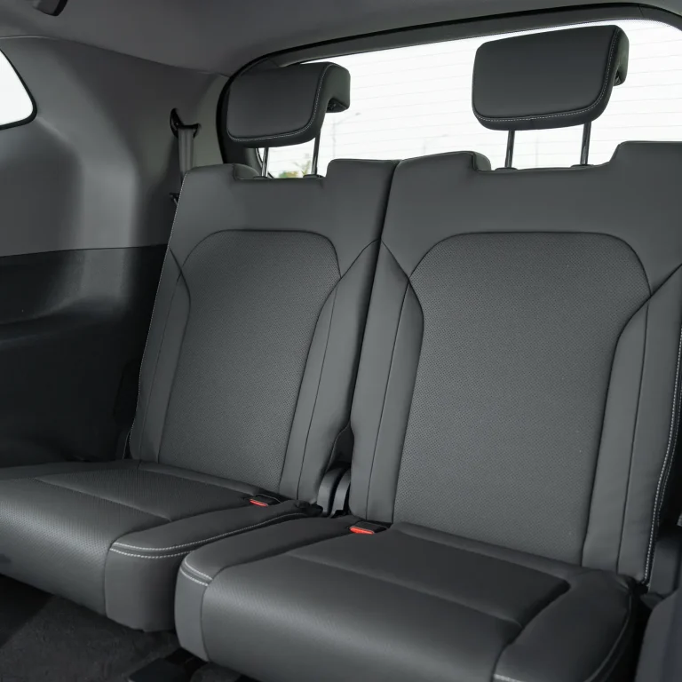 Hàng ghế sau bọc da nhân tạo có tựa đầu trên VinFast MPV7