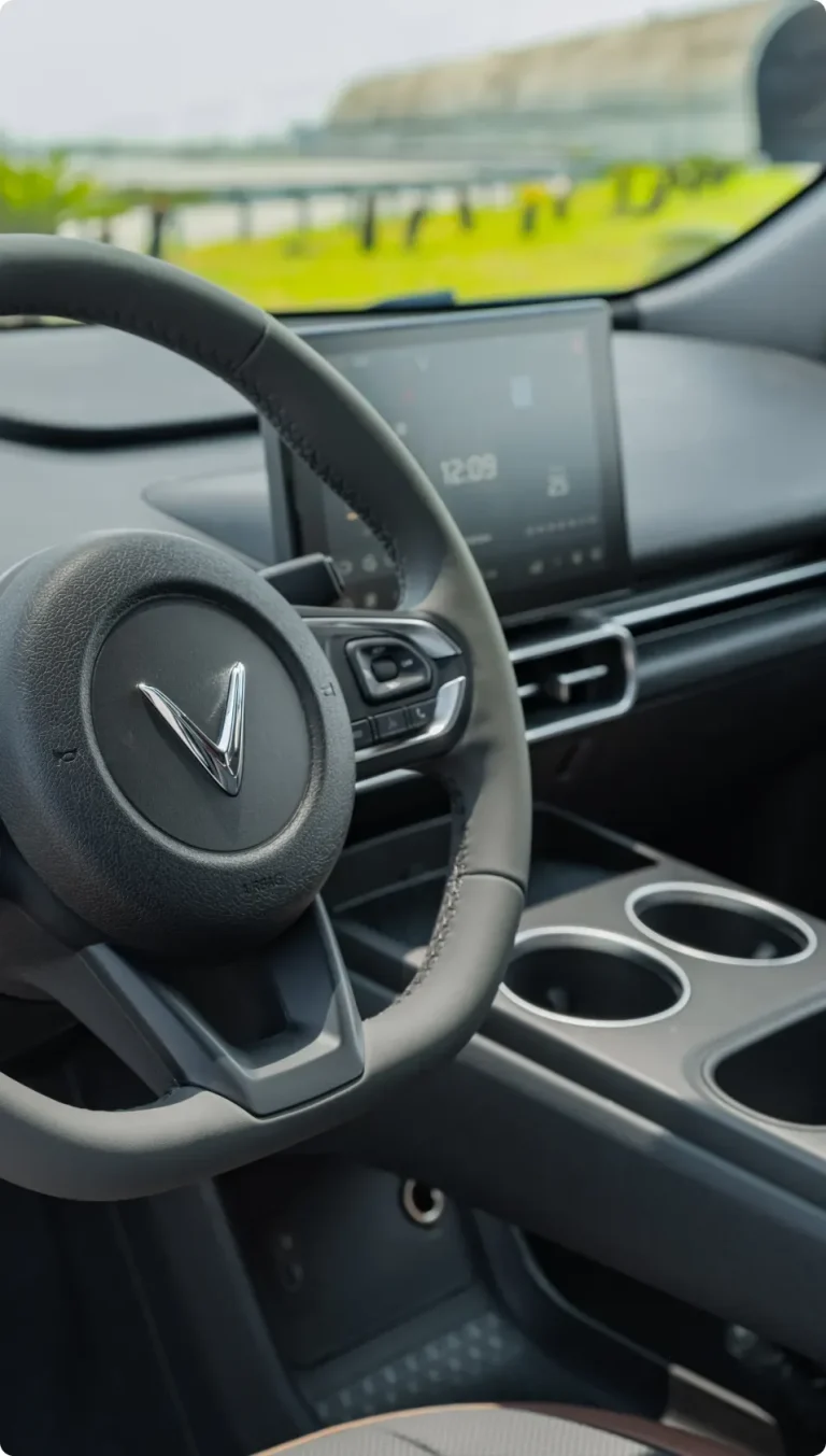 Vô lăng D-cut tích hợp phím chức năng trên VinFast MPV7