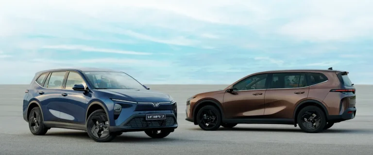 Hai chiếc VinFast MPV7 màu xanh dương và nâu đỗ cạnh nhau