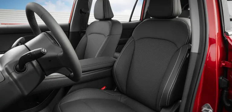 Ghế lái và ghế phụ bọc da nhân tạo màu đen trên VinFast MPV7