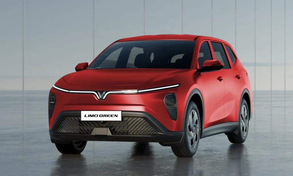VinFast Limo Green màu đỏ nhìn từ phía trước bên phải