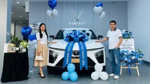 Bàn giao xe VinFast cho khách hàng tại Showroom VinFast VGC Phúc Yên