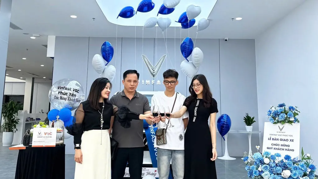 Bàn giao xe VinFast cho khách hàng tại VinFast VGC Phúc Yên