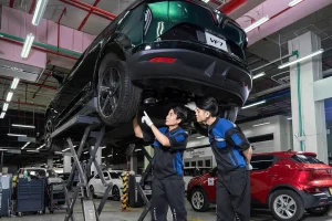 Kỹ thuật viên VinFast kiểm tra gầm xe ô tô điện VF 7 trên cầu nâng