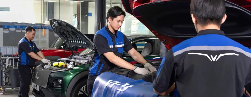Kỹ thuật viên dịch vụ VinFast kiểm tra ô tô điện