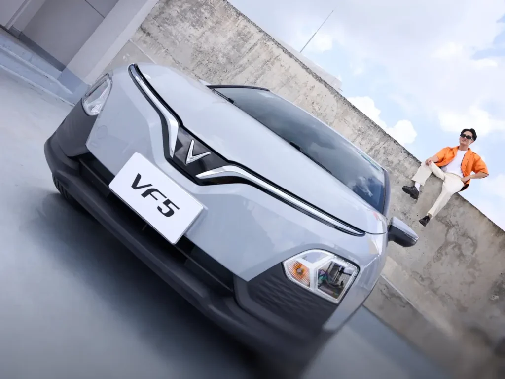 Đầu xe VinFast VF 5 màu xám với thanh chữ V mạ crom