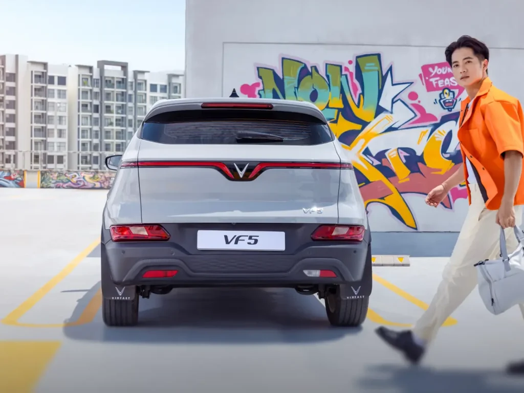 Đuôi xe VinFast VF 5 màu xám với dải chữ V phản quang