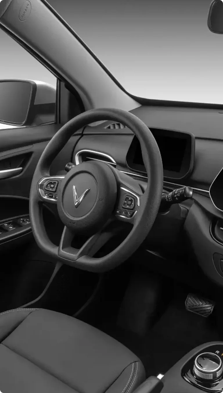 VinFast VF 5 – Vô-lăng bọc da tích hợp phím điều khiển