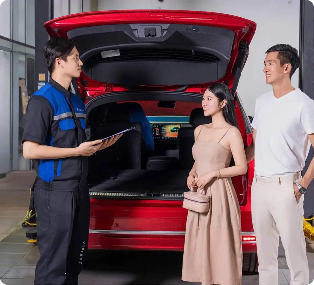 Cố vấn dịch vụ trao đổi với chủ xe về tình trạng xe trước khi bảo dưỡng