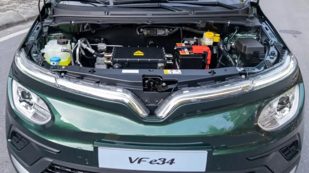 Khoang động cơ phía trước của ô tô điện VinFast VF e34 khi mở nắp capo