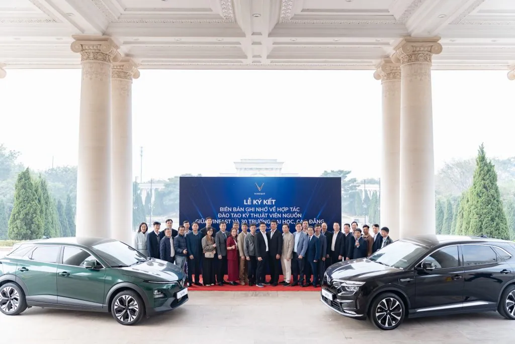 Sinh viên kỹ thuật ô tô thực hành trên xe điện VinFast